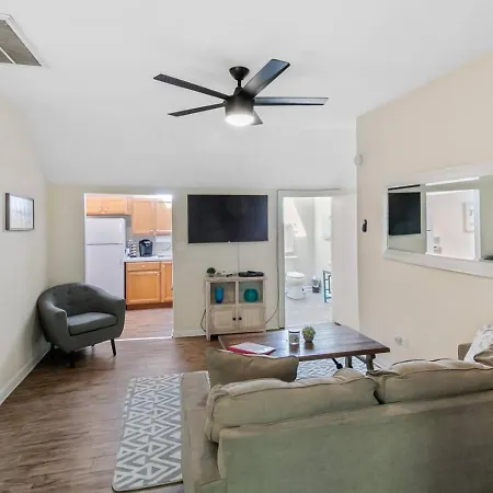 Apt With Heated Garage Libertyville Near Naval Base