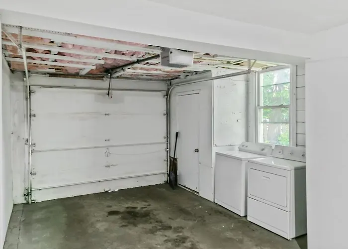 With Heated Garage Near Naval Base Ferienhaus