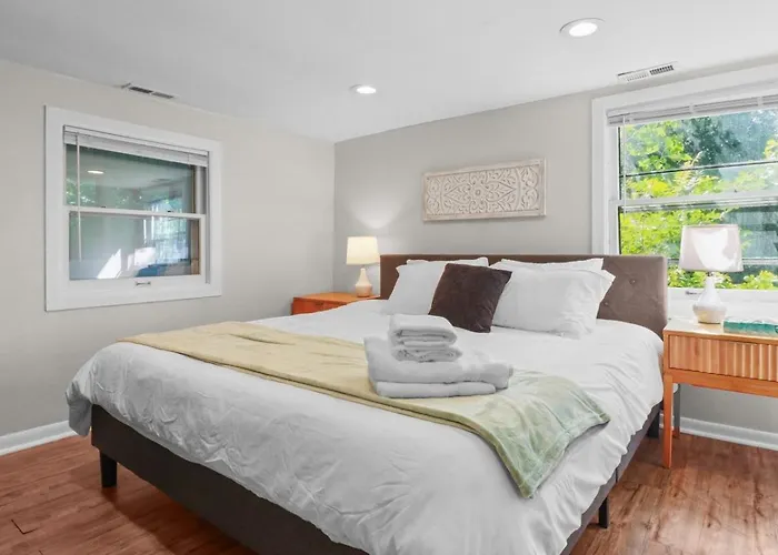 With Heated Garage Near Naval Base Ferienhaus *
