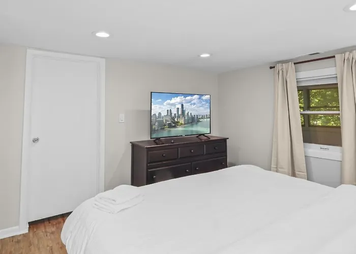 With Heated Garage Near Naval Base * Libertyville